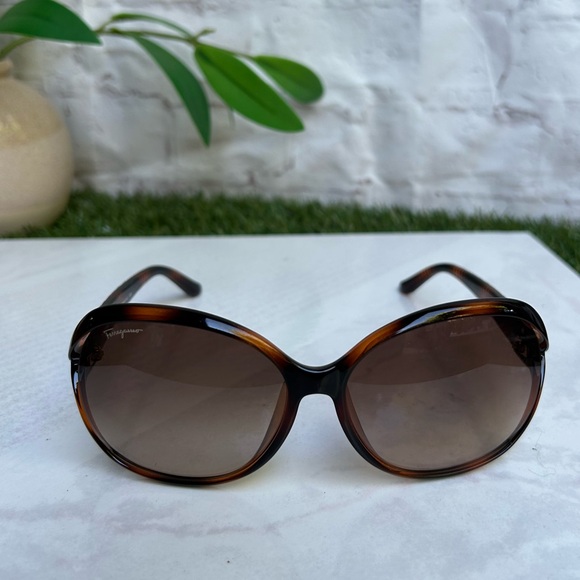 Salvatore Ferragamo Sunglasses
SF77OSA 214 Tortoise Brown
Gradient, new no box . - Picture 8 of 16